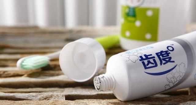 牙膏打開(kāi)一年還能用嗎，牙膏瓶蓋掉了的牙膏還能繼續用嗎？圖3