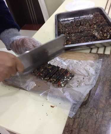 問：阿膠糕做好了也凝固了，裝入真空袋發(fā)現(xiàn)有水分滲出，懷疑還沒有熬透就加材料了這種情況能不能重新熬