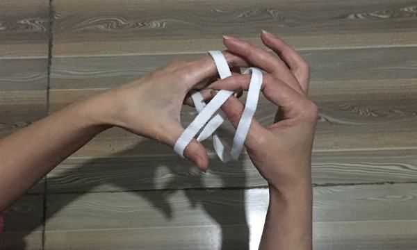 如何系蝴蝶結,蝴蝶結怎么系視頻慢動(dòng)作圖21