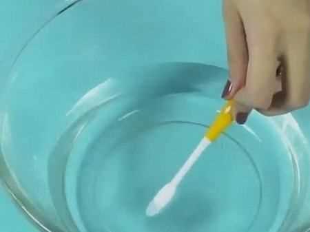 白鞋子有黃斑怎么去除,白色運(yùn)動鞋上的黃色污點(diǎn)怎么去掉啊圖10