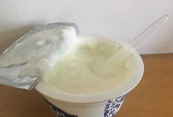 純牛奶開(kāi)封后常溫下一天就變酸了，正常嗎