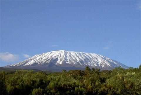 位于赤道附近的“雪山”是　　 A．珠穆朗瑪峰 B．阿爾卑斯山 C．乞力馬扎羅山 D．富士山