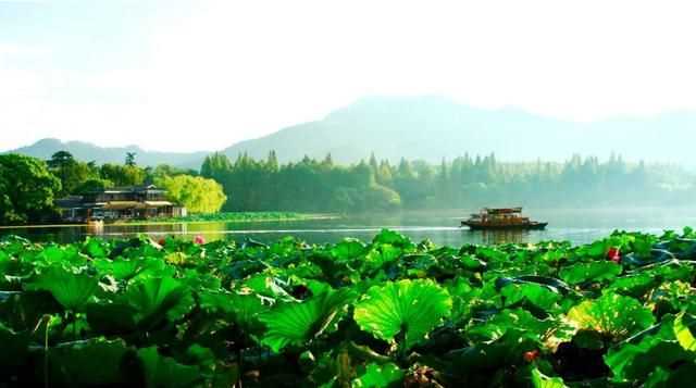 曉出凈慈寺送林子方古詩(shī)的意思，曉出凈慈寺送林子方古詩(shī)最簡(jiǎn)單易懂的意思是什么？圖3