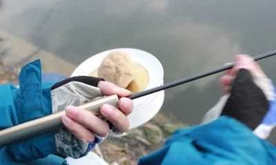 魚(yú)竿卡住了怎么弄出來(lái)呢