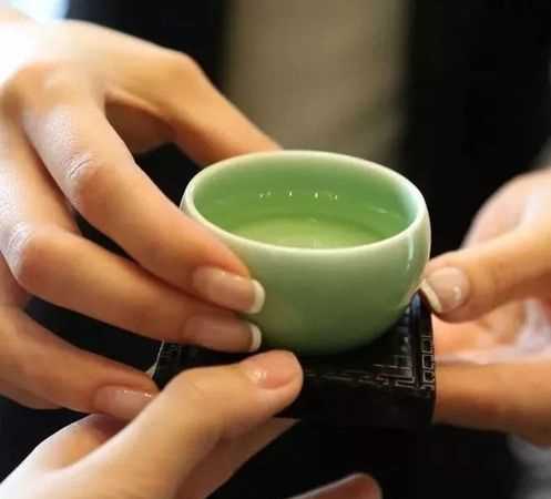 給領導倒水注意事項