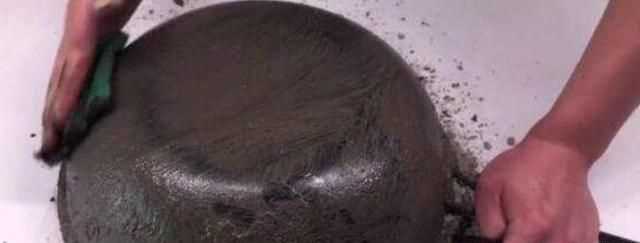 炒鍋上的黑垢怎么清理，鍋燒焦變黑怎么清洗，沒有白醋？圖1