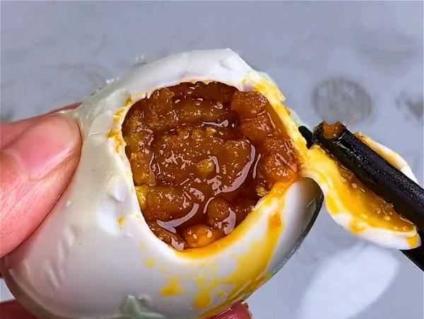 怎么腌鴨蛋又出油又起沙又好吃,腌咸鴨蛋不用鹽水也不用泥水圖2