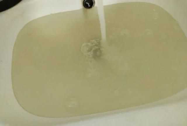 自來(lái)水是黃色的能喝了