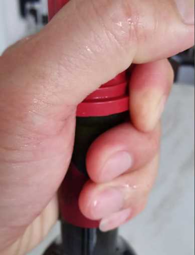 開(kāi)紅酒的正確方法,紅酒怎么開(kāi)瓶塞圖11