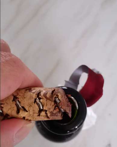 開(kāi)紅酒的正確方法,紅酒怎么開(kāi)瓶塞圖12