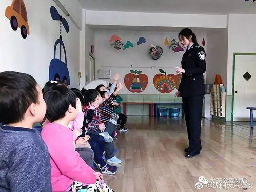 警察給幼兒園小朋友講安全知識(shí)