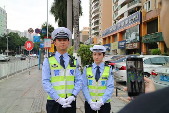 交警大隊(duì)宣傳交通安全知識(shí)