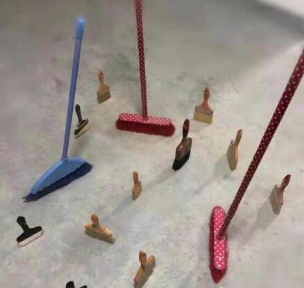 立掃把的典故