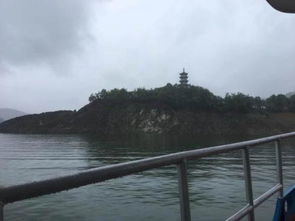關于雨中游湖古詩句