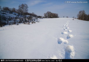 雪中腳印詩(shī)句,描寫(xiě)雪中腳印的詩(shī)句,贊美雪地腳印的詩(shī)句