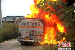 蕪湖縣快速通道一油罐車(chē)泄漏燃燒(泄漏)