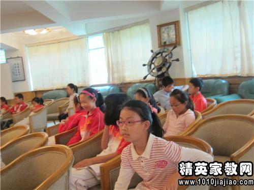 小學(xué)小學(xué)四年級(jí)作文比賽,四年級(jí)作文我和誰過一天,小學(xué)小學(xué)四年級(jí)上冊(cè)四百字作文對(duì)話