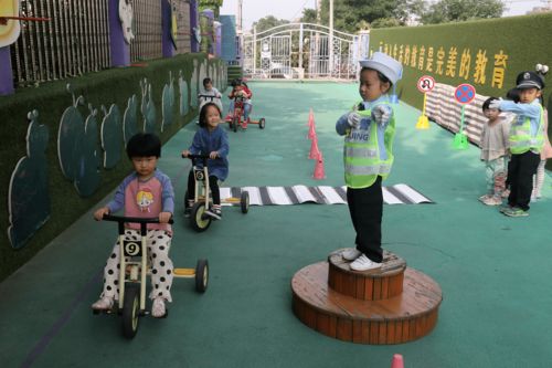 幼兒園戶(hù)外游戲蕩秋千注意事項