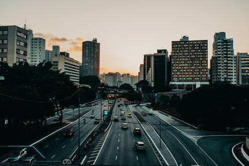 二十年后的一場(chǎng)同學(xué)聚會(huì )，透露著(zhù)四個(gè)人生真相