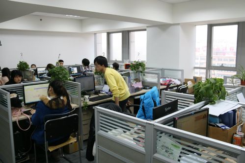在一家電商公司做設(shè)計(jì)師，待遇不錯(cuò)，但覺得該公司的企業(yè)文化不適合自己，比如要喊口號(hào)，時(shí)不時(shí)要團(tuán)隊(duì)PK