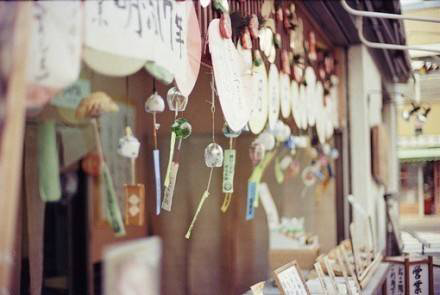 再美好也經(jīng)不住遺忘，再悲傷也抵不過時間