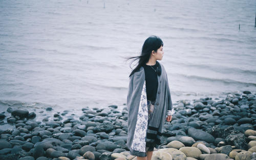 QQ空間十字說說大全：青色煙雨，孤影等你歸來