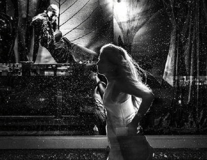 孤獨(dú)無助的傷感說說 愛情里學(xué)不會(huì)低頭，也不喜歡將就